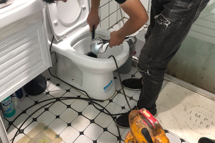 老新镇疏通下水道