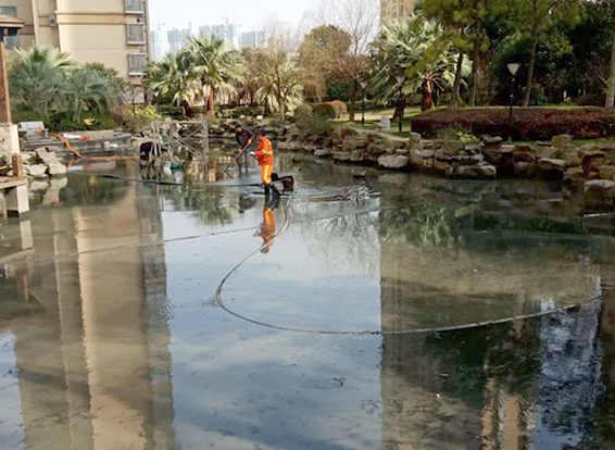 老新镇景观池淤泥清理