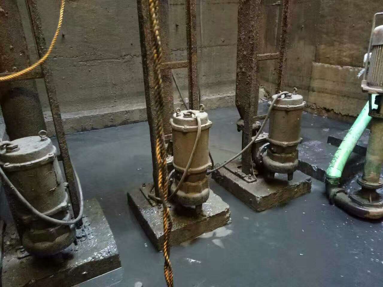 老新镇污水池清理