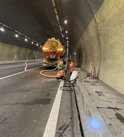 老新镇隧道排水渠清淤